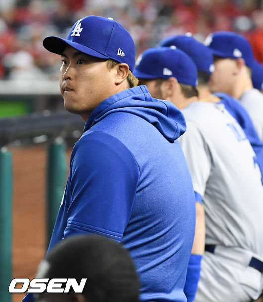 경기중 류현진이 더그아웃에 앉아 경기를 바라보고 있다. /soul1014@osen.co.kr