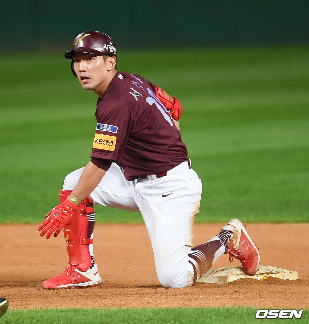 연장11회초 키움 서건창이 2루타를 날리고 2루에 세이프되고 있다. /soul1014@osen.co.kr