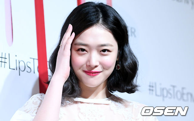 배우 설리가 포토타임을 갖고 있다. /pjmpp@osen.co.kr