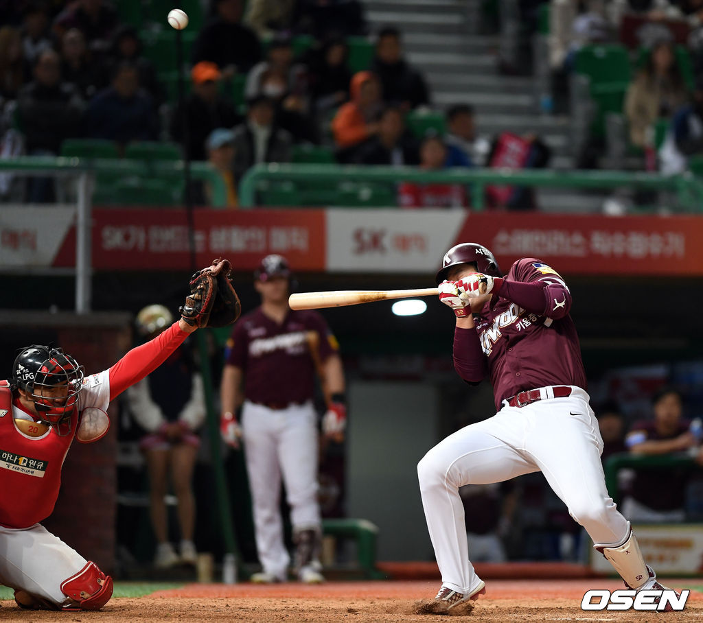 11회초 1사 2루 박병호가 문승훈의 투구에 맞고 있다. /spjj@osen.co.kr