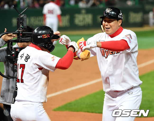3회말 2사에서 SK 한동민이 우월 투런 홈런을 치고 홈에서 노수광의 축하를 받고 있다. /sunday@osen.co.kr