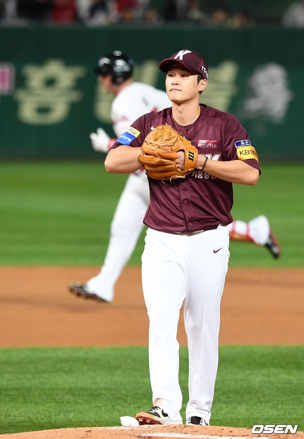 2회초 무사에서 SK 로맥에게 좌월 솔로 홈런을 허용한 키움 최원태가 아쉬워하고 있다. /sunday@osen.co.kr