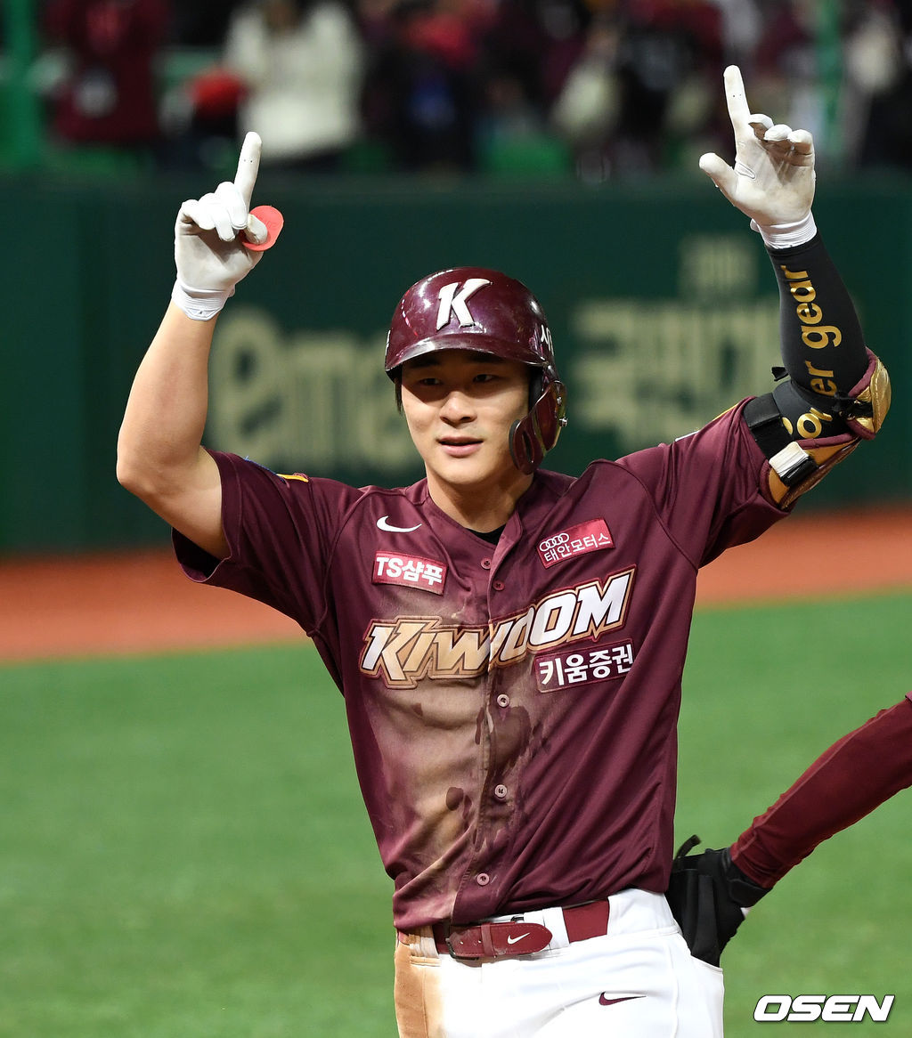 5회초 무사 1루에서 키움 김하성이 좌중월 투런 홈런을 치고 환호하고 있다. /sunday@osen.co.kr