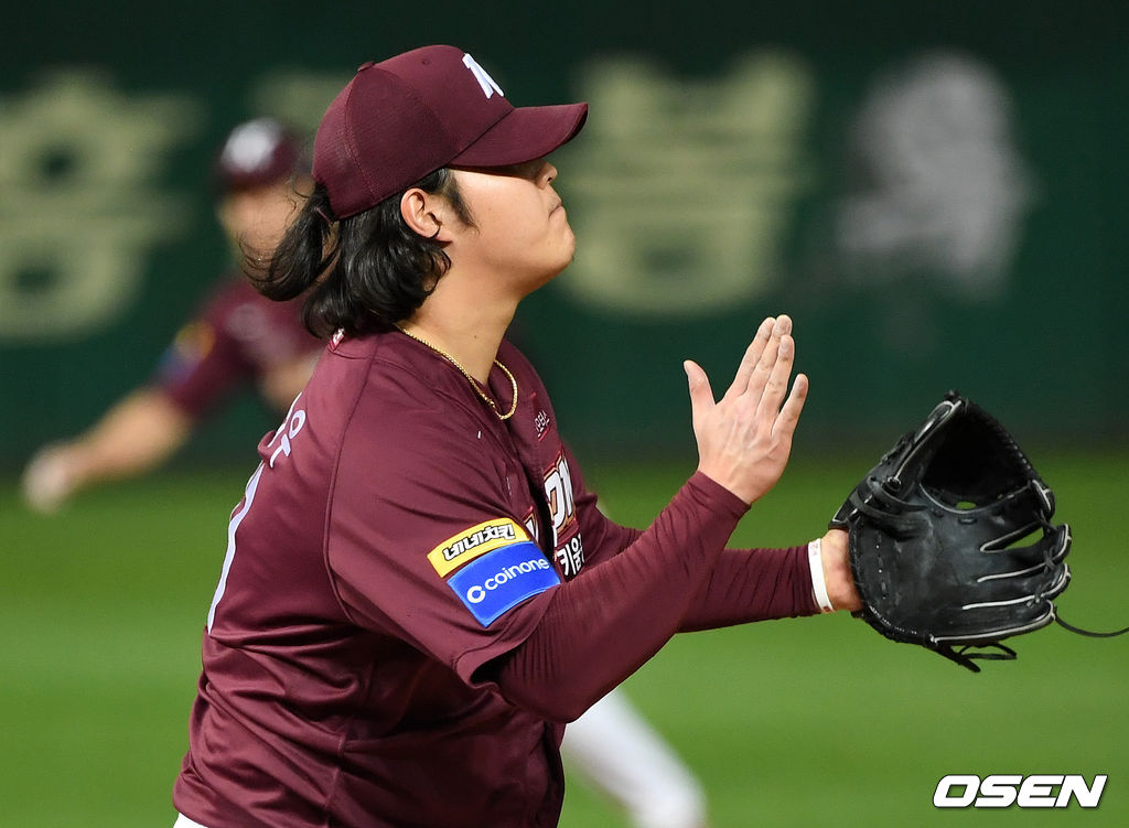 7회말 2사 2,3루에서 키움 조상우가 SK 최정을 삼진으로 처리하고 환호하고 있다. /sunday@osen.co.kr