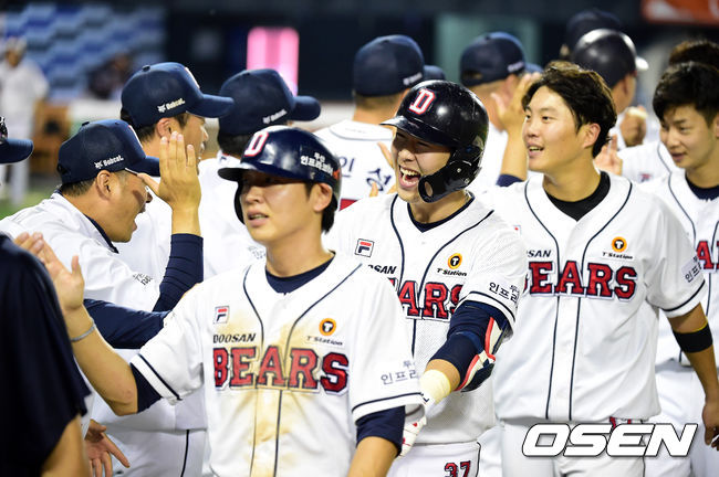 연장 10회말 1사 만루에서 두산 박건우가 끝내기 안타에 동료선수들과 기뻐하고 있다. /jpnews@osen.co.kr