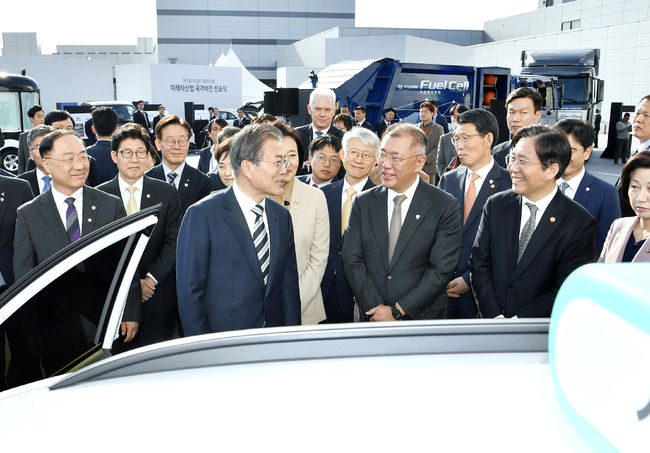 15일 오후 경기도 화성시 현대·기아차 기술연구소에서 열린 미래차산업 국가비전 선포식에서 문재인 대통령, 정의선 현대차그룹 수석부회장, 성윤모 산업통상자원부 장관 등이 전시물을 관람하고 있다.