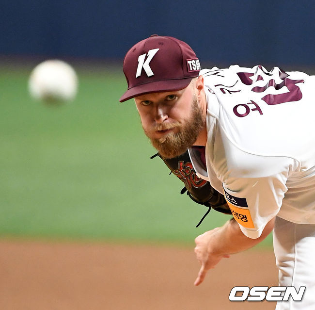 7일 오후 서울 고척스카이돔에서 '2019 신한은행 MY CAR KBO 포스트시즌' 준플레이오프 2차전 키움 히어로즈와 LG 트윈스의 경기가 열렸다.1회초 키움 요키시가 역투하고 있다. /jpnews@osen.co.kr