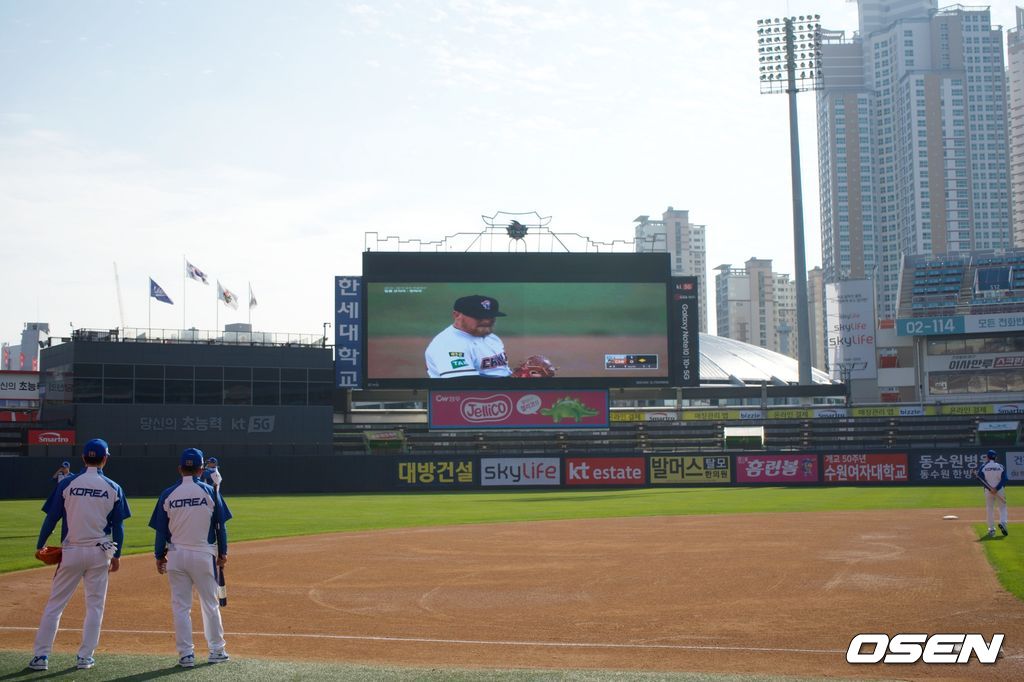 프리미어 12 대표팀 훈련이 열리는 수원 KT 위즈파크 전광판에 대회 첫 상대엔 호주의 전력분석을 위한 호주프로야구(ABL) 경기 영상이 틀어지고 있다. /jhrae@osen.co.kr