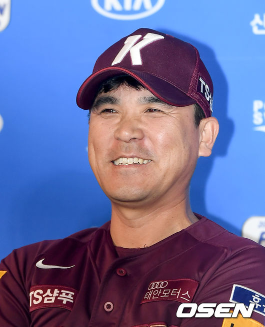 13일 오후 인천 문학동 SK행복드림구장에서 '2019 신한은행 MY CAR KBO 포스트시즌' SK 와이번즈와 키움 히어로즈의 플레이오프 미디어데이가 진행됐다.키움 장정석 감독이 포토타임을 하고 있다. /ksl0919@osen.co.kr