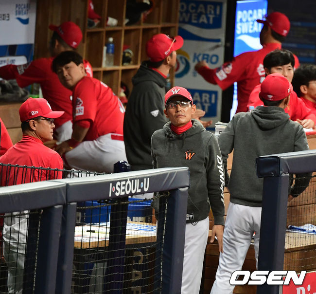 5회초 공격을 마치고 SK 염경엽 감독이 아쉬워하고 있다. /jpnews@osen.co.kr