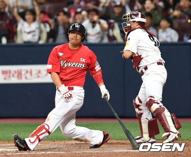 5회말 1사 1,2루 최정이 삼진으로 물러나고 있다. /spjj@osen.co.kr