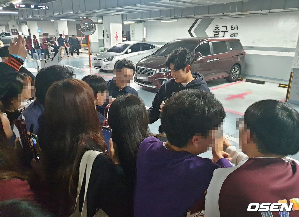팬들에게 사인해주는 이정후 /what@osen.co.kr
