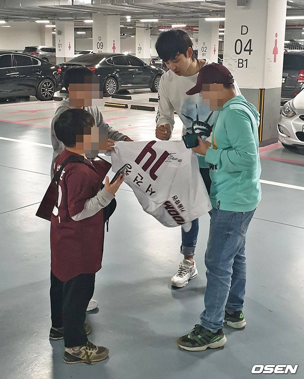 팬들에게 사인해주는 김규민 /what@osen.co.kr