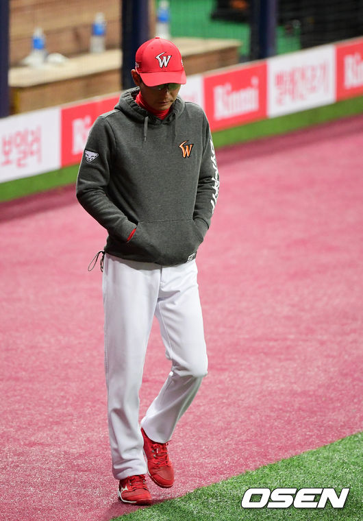 SK 염경엽 감독이 인터뷰를 위해 이동하고 있다. /jpnews@osen.co.kr