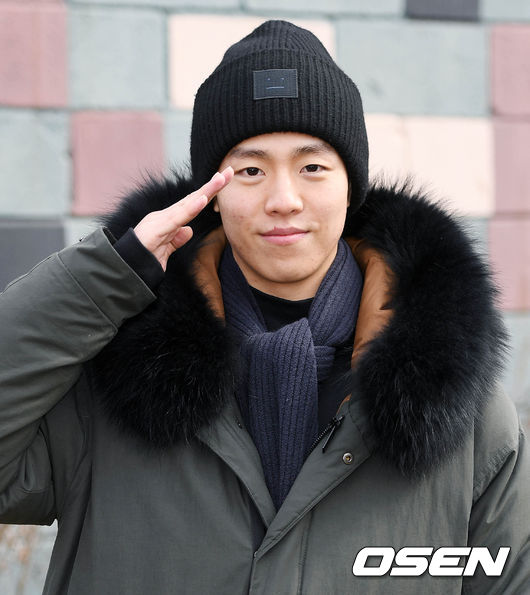 이현우가 거수경례를 하고 있다. / eastsea@osen.co.kr