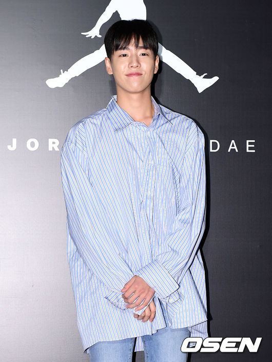 배우 이현우가 포토타임을 갖고 있다. /sunday@osen.co.kr