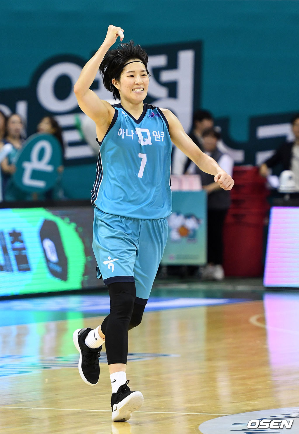 19일 오후 경기도 부천실내체육관에서 ‘2019-2020 하나원큐 WKBL’ 개막전 KEB하나은행과 BNK 썸의 경기가 열렸다.4쿼터 KEB하나은행 고아라가 3점슛을 성공시키고 환호하고 있다. /sunday@osen.co.kr