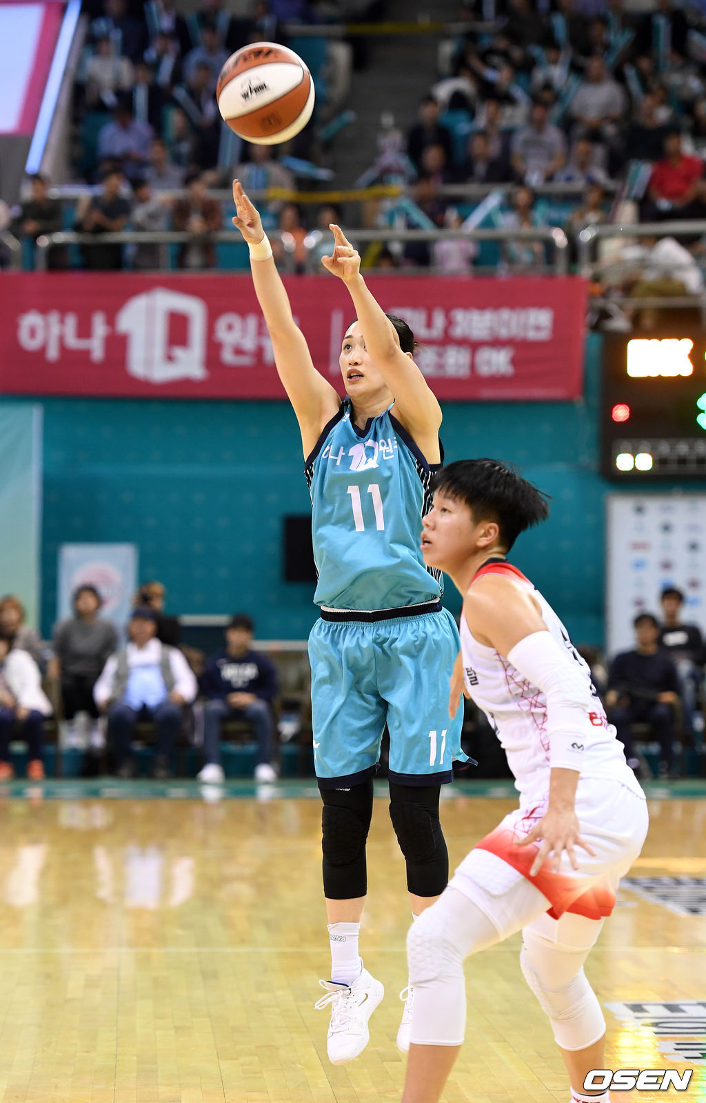 19일 오후 경기도 부천실내체육관에서 ‘2019-2020 하나원큐 WKBL’ 개막전 KEB하나은행과 BNK 썸의 경기가 열렸다.2쿼터 KEB하나은행 강이슬이 점프슛을 시도하고 있다. /sunday@osen.co.kr