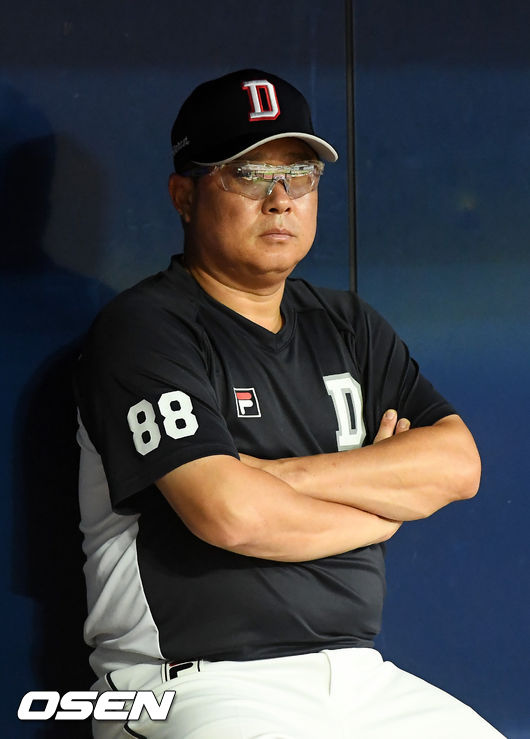 두산 김태형 감독이 덕아웃에서 선수들의 훈련을 주시하고 있다./rumi@osen.co.kr