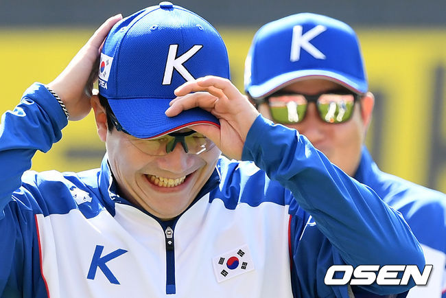 양현종과 양의지가 스트레칭으로 몸을 풀며 이야기를 나누고 있다. /jpnews@osen.co.kr