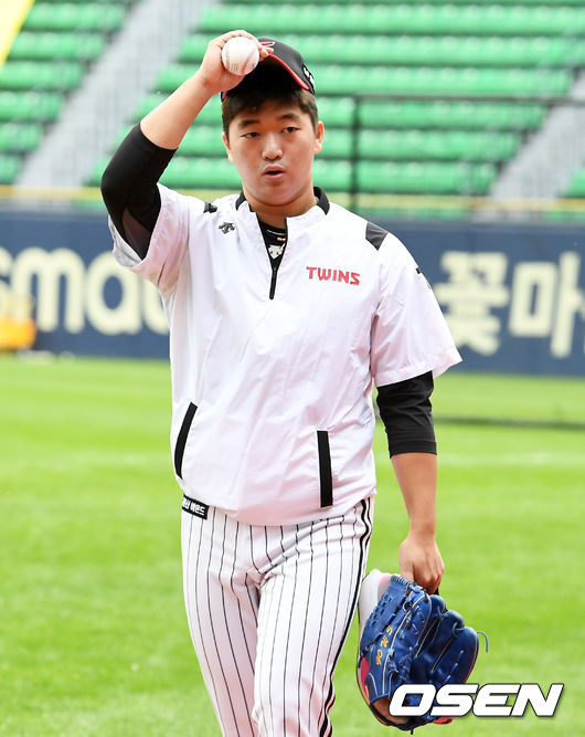 경기에 앞셔 LG 고우석이 훈련을 마치고 클럽하우스로 향하고 있다. /jpnews@osen.co.kr