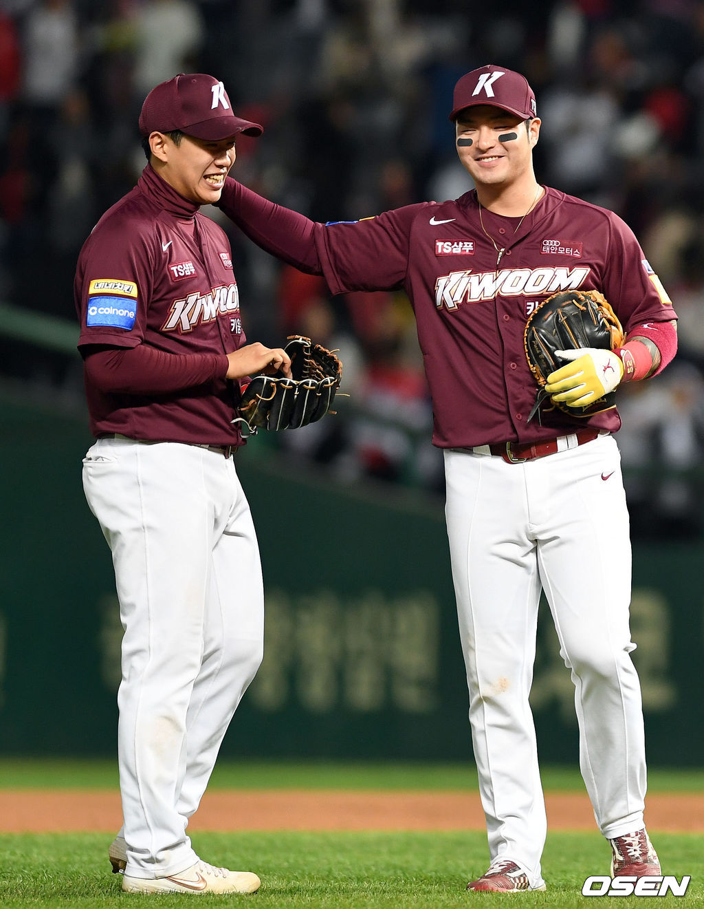[OSEN=인천, 손용호 기자]박병호가 결승타를 친 송성문의 어깨를 두드려 주고 있다. /spjj@osen.co.kr