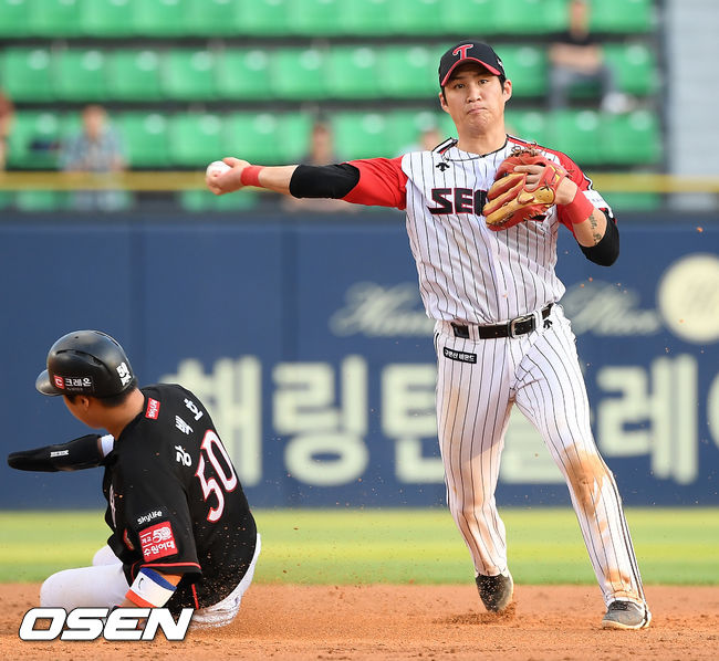 LG 유격수 오지환이 2루에서 kt 강백호를 포스아웃 시킨 후 1루로 송구하고 있다./rumi@osen.co.kr