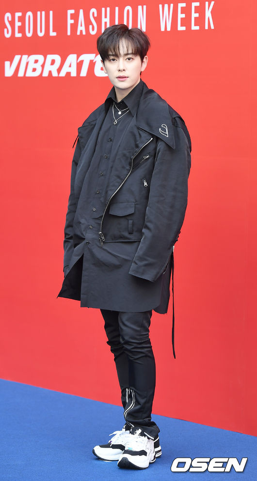 보이프랜드 동현이 16일 오전 서울 동대문 디자인플라자(DDP)에서 진행된 2019 S/S 헤라 서울패션위크 '바이브레이트 (VIBRATE)' 컬렉션에서 참석해 포즈를 취하고 있다 . / youngrae@osen.co.kr