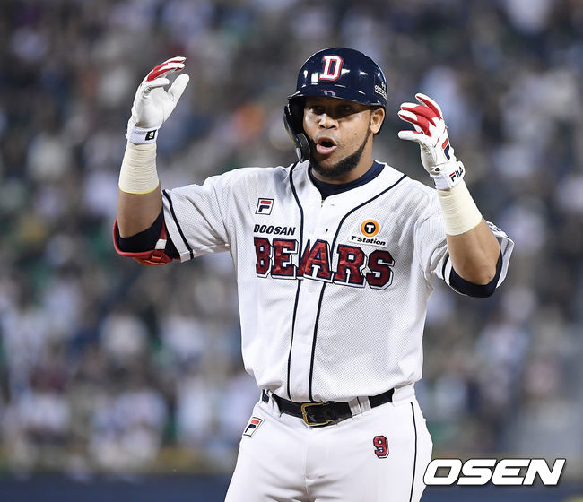 1일 오후 서울 잠실 야구장에서 '2019 신한은행 MY CAR KBO리그' 두산 베어스와 NC 다이노스의 경기가 열렸다.5회말 1사 1루 두산 페르난데스가 안타를 때려낸 뒤 세레머니를 하고 있다. / youngrae@osen.co.kr