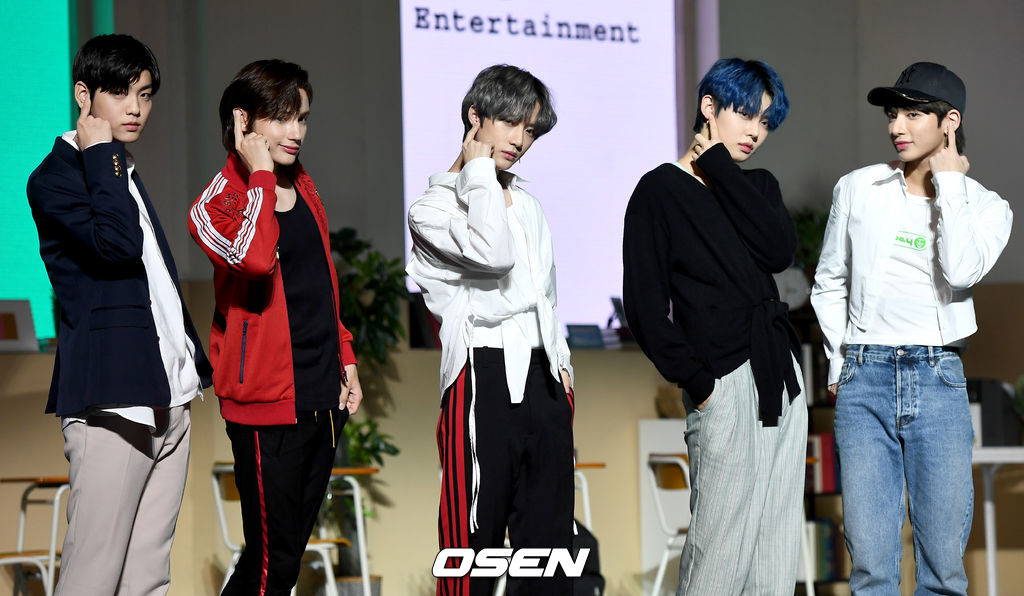 투모로우바이투게더가 포토타임을 하고 있다. /dreamer@osen.co.kr