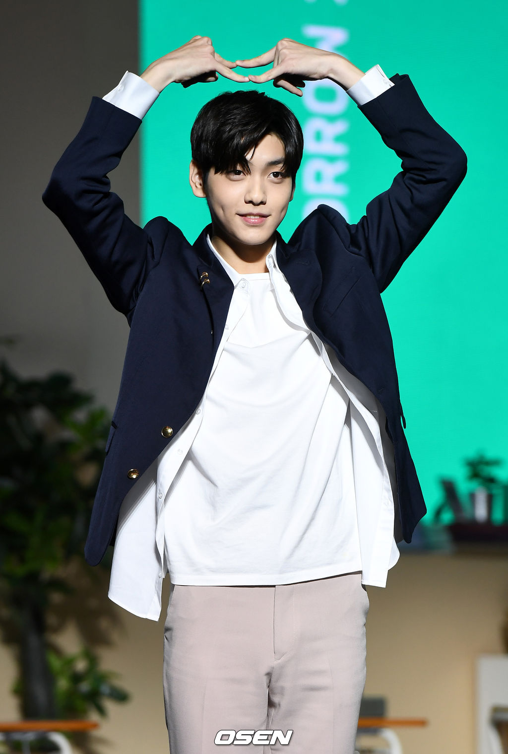 투모로우바이투게더 수빈이 포토타임을 하고 있다. /dreamer@osen.co.kr