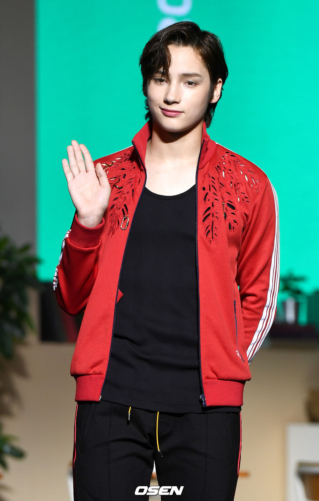 투모로우바이투게더 휴닝카이가 포토타임을 하고 있다. /dreamer@osen.co.kr