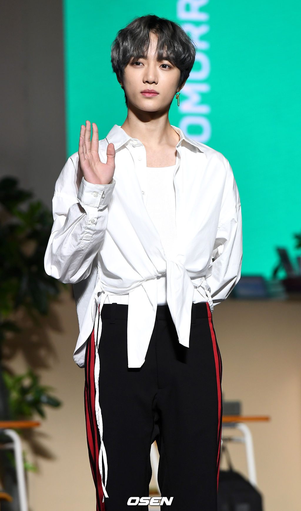 투모로우바이투게더 범규가 포토타임을 하고 있다. /dreamer@osen.co.kr