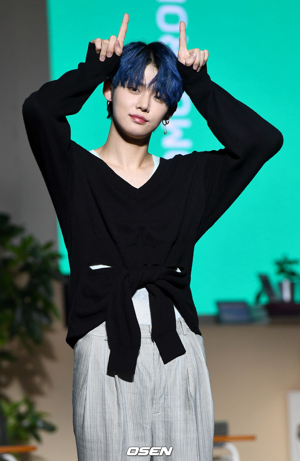 투모로우바이투게더 연준이 포토타임을 하고 있다. /dreamer@osen.co.kr