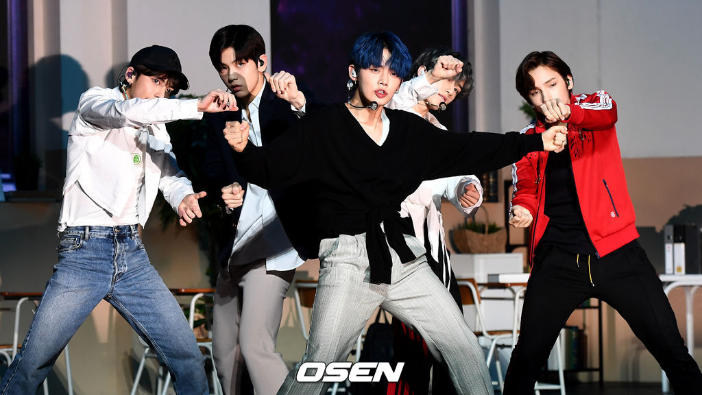 투모로우바이투게더가 타이틀곡 ‘9와 4분의 3 승강장에서 너를 기다려’ 무대를 펼치고 있다. /dreamer@osen.co.kr