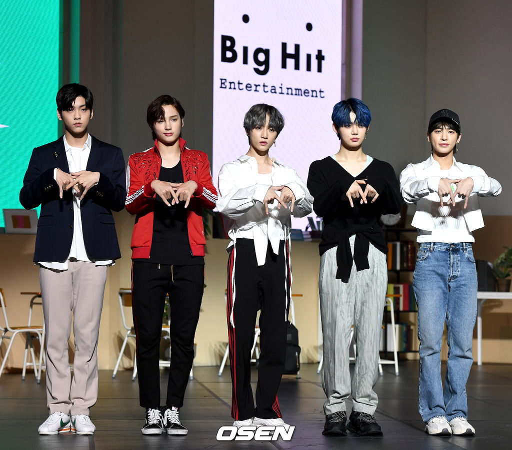 투모로우바이투게더가 포토타임을 하고 있다. /dreamer@osen.co.kr