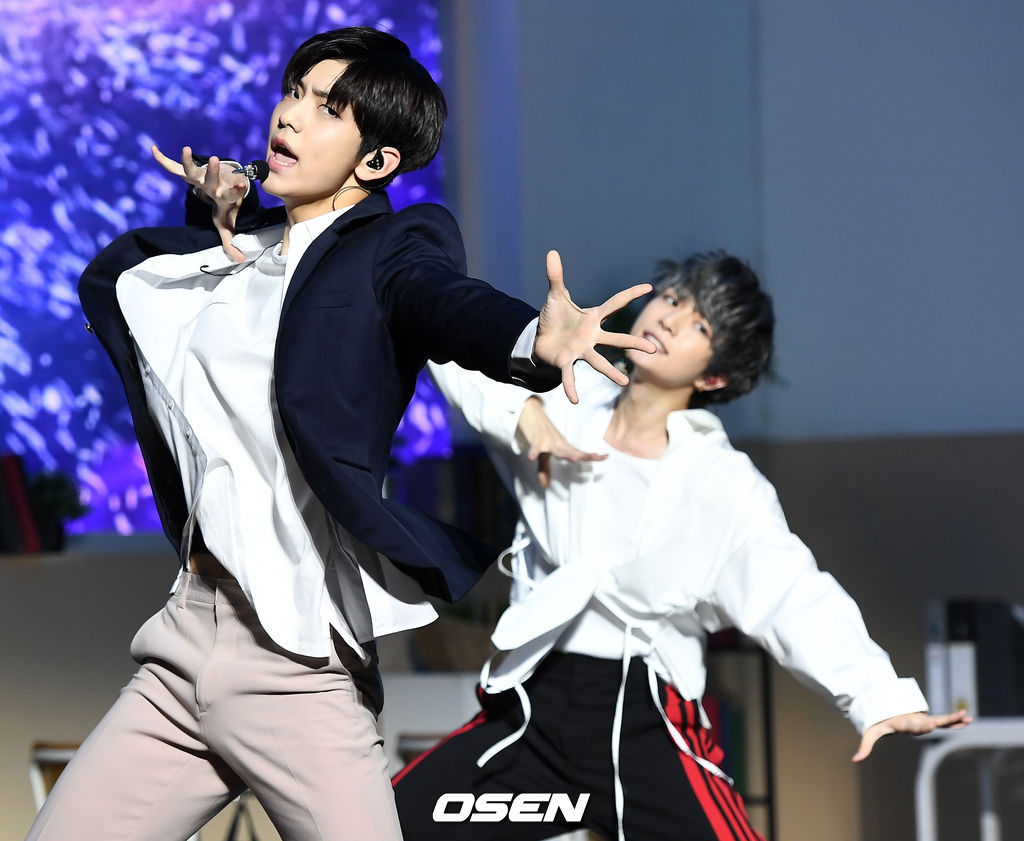 투모로우바이투게더 수빈과 범규가 타이틀곡 ‘9와 4분의 3 승강장에서 너를 기다려’ 무대를 펼치고 있다. /dreamer@osen.co.kr