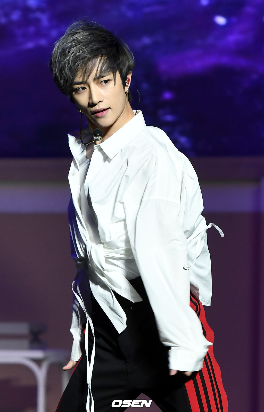 투모로우바이투게더 범규가 타이틀곡 ‘9와 4분의 3 승강장에서 너를 기다려’ 무대를 펼치고 있다. /dreamer@osen.co.kr