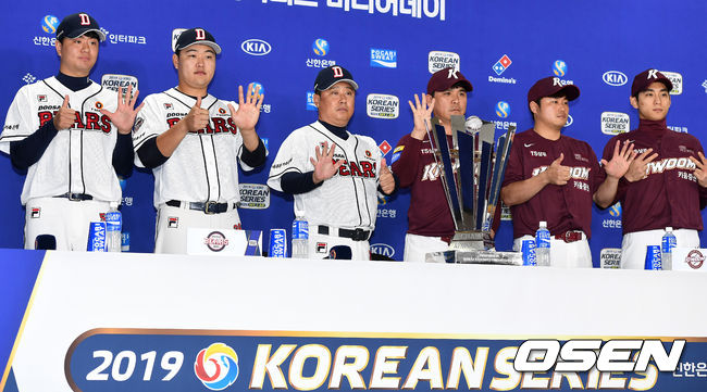 두산 김태형 감독과 오재일-이영하, 키움 장정석 감독과 이지영-이정후가 참석해 시리즈 향방을 예측하는 포토타임을 갖고 있다. /dreamer@osen.co.kr