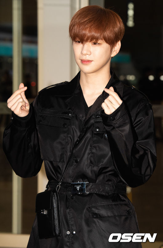 강다니엘이 출국장으로 향하며 팬들과 취재진을 향해 포즈를 취하고 있다. /dreamer@osen.co.kr