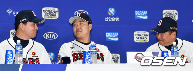 두산 김태형 감독과 오재일-이영하가 참석해 눈빛 교환을 하고 있다. /dreamer@osen.co.kr