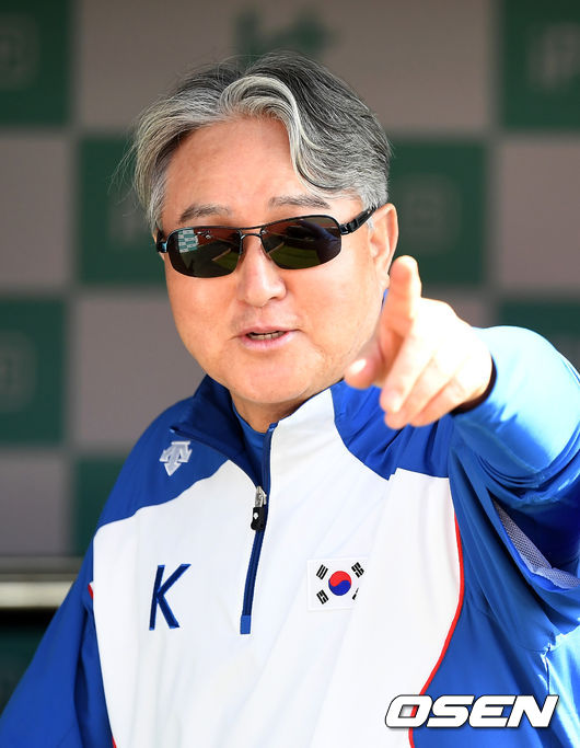 김경문 감독이 취재진과 이야기를 나누며 미소짓고 있다. /jpnews@osen.co.kr