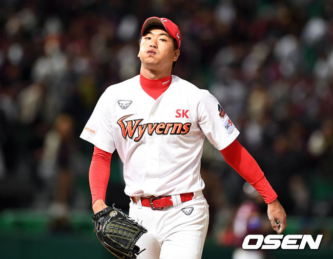 1회초 2사 1,3루 샌즈의 큼지막한 타구가 외야에서 잡히자 김광현이 안도의 한숨을 쉬고 있다. /spjj@osen.co.kr