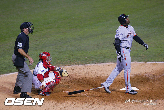 [사진] 게릿 콜이 관중석에 있었던 2002년 월드시리즈 2차전 9회초 배리 본즈의 홈런 순간 /ⓒGettyimages(무단전재 및 재배포 금지)