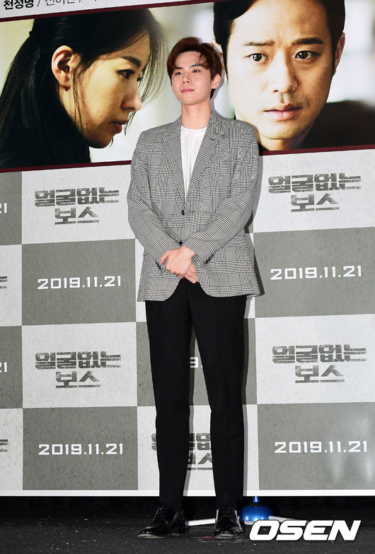 22일 오전 서울 압구정 CGV에서 영화 '얼굴없는 보스' 제작보고회가 열렸다.  배우 김도훈이 포토타임을 하고 있다. /jpnews@osen.co.kr