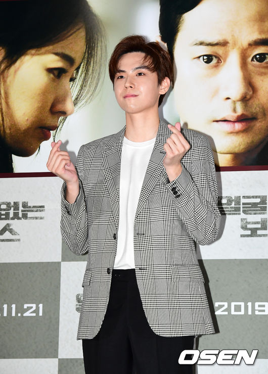 22일 오전 서울 압구정 CGV에서 영화 '얼굴없는 보스' 제작보고회가 열렸다.  배우 김도훈이 포토타임을 하고 있다. /jpnews@osen.co.kr