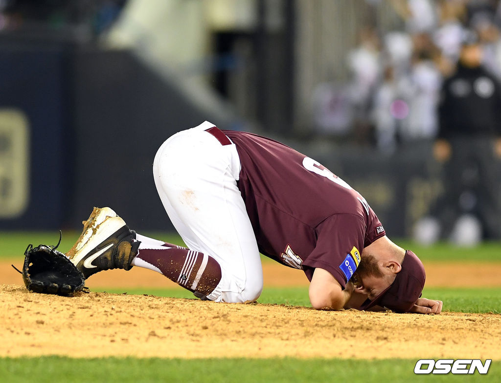 [OSEN=잠실, 손용호 기자]4회말 2사 1루 박건우의 도루를 저지하기 위한 포수 박동원의 송구에 요키시가 턱을 맞고 쓰러지고  있다. /spjj@osen.co.kr