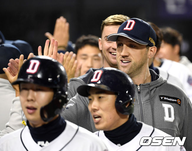 두산은 22일 서울 잠실구장에서 열린 2019 신한은행 MY CAR KBO리그 키움과 한국시리즈 1차전에서 7-6으로 승리했다. 1차전 승리 팀의 한국시리즈 우승 확률은 74.3%다.경기 종료 후 두산 린드블럼이 동료들과 환호하고 있다. /sunday@osen.co.kr