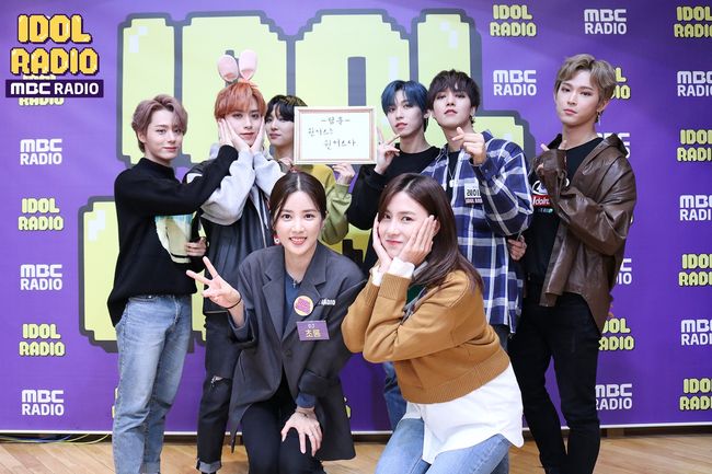 [사진=MBC 제공] '아이돌 라디오'에 출연한 원어스와 스페셜 DJ 박초롱, 오하영.