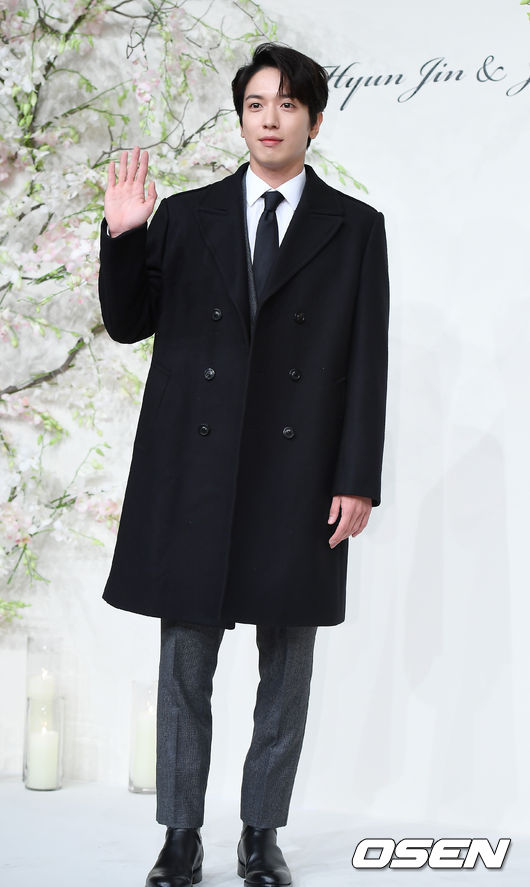 LA 다저스 류현진과 스포츠아나운서 배지현 결혼식에 참석한 가수 정용화가 포토타임을 가졌다. / youngrae@osen.co.kr